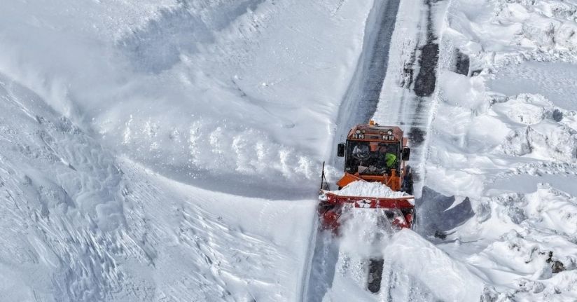 Van'ın İran sınırında 2 metreyi aşan karla mücadele çalışması