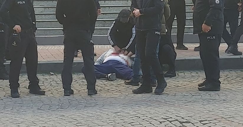 Kendisine istismarda bulunduğunu iddia ettiği şahsı adliye önünde kalbinden bıçakladı