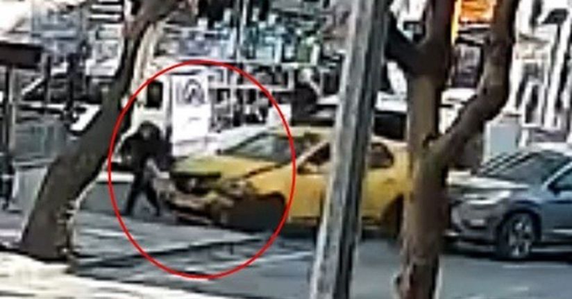 Ezilmekten son anda kurtulan yaşlı kadın kameraya yansıdı