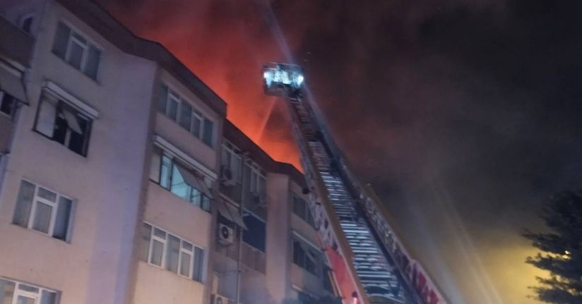 Üsküdar’da site içindeki binanın çatısında yangın paniği