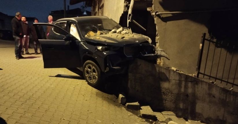 Ataşehir’de kontrolden çıkan otomobil, yıktığı istinat duvarında asılı kaldı