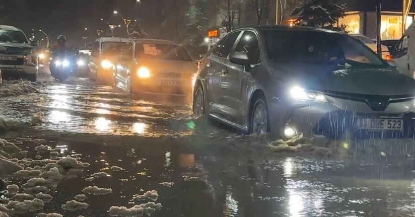 Yüksekova’da caddeler göle döndü, otomobiller adeta suda yüzdü