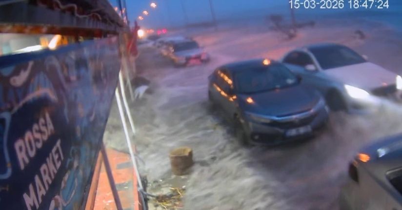 Hatay’da kuvvetli fırtınayla deniz taştı, iş yerleri zarar gördü... O anlar kamerada