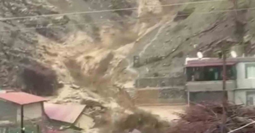 Güvenlik görevlisi son anda kaçtı, köpek sel sularıyla mücadele etti