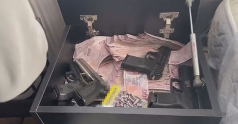  Maltepe'de uyuşturucu operasyonu; gizli bölmede silah ve yüklü para ele geçirildi