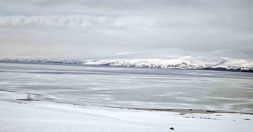 Nazik Gölü’nde buzların çözülmesi bu yıl gecikti