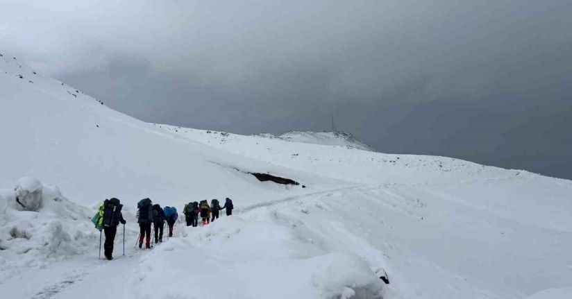 Tipi ve kar yağışı zirve tırmanışına izin vermedi