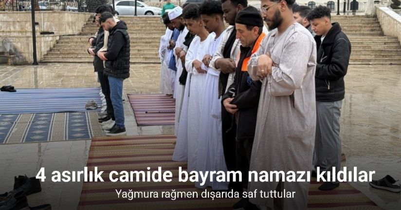 Yağmura rağmen dışarıda saf tuttular: 4 asırlık camide bayram namazı kıldılar