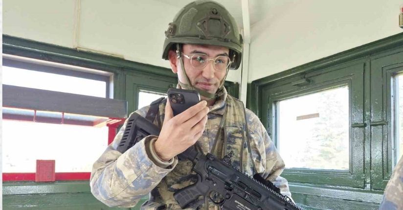 Telefondan annesiyle bayramlaşan Mehmetçik’in duygu dolu anları