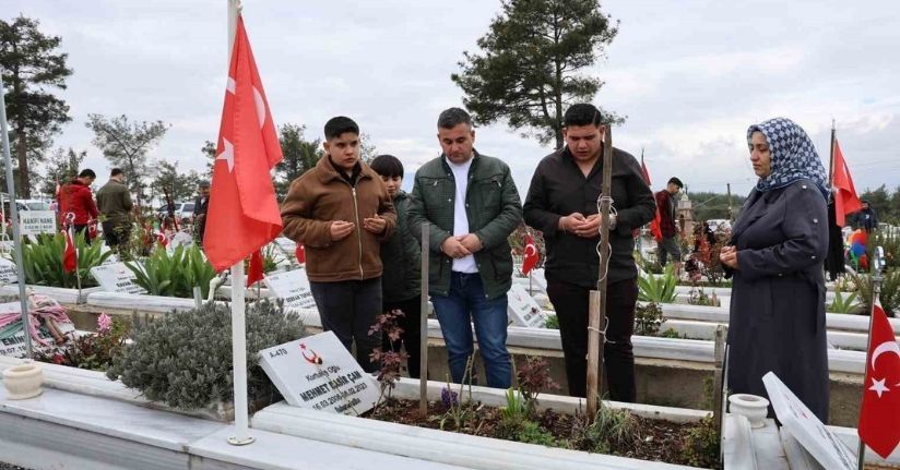 Deprem şehitliğinde hüzünlü bayram