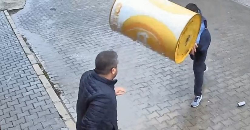 Kavgada eline geçirdiği varil, parke taşı ve masayı karşı tarafın üzerine attı