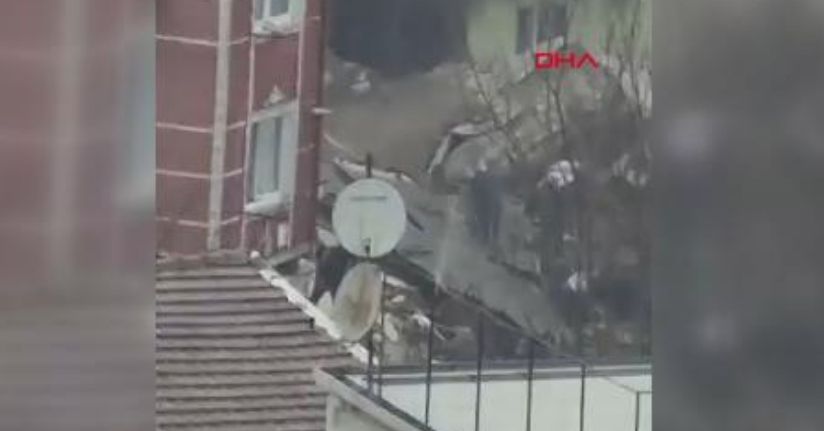 Fatih’te henüz bilinmeyen bir nedenle bina çöktü. Olay yerine itfaiye ekipleri sevk edildi.