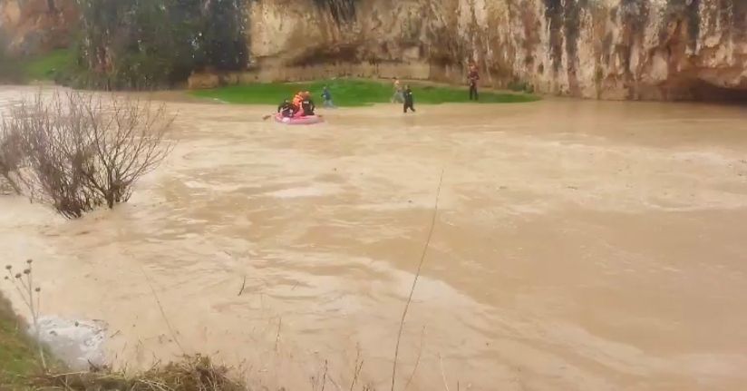 Sel suyuna kapılıp, mağaraya sığınan 4 çiftçi kurtarıldı