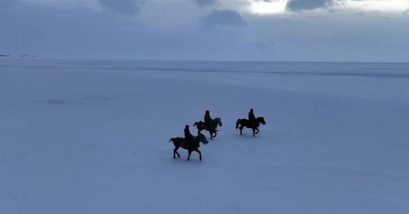 Gençler atları buz tutan Çıldır Göl’ü üzerinde dörtnala koşturdu