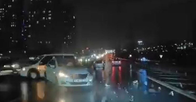 TEM otoyolunda iki aracın çarpışma anı kamerada