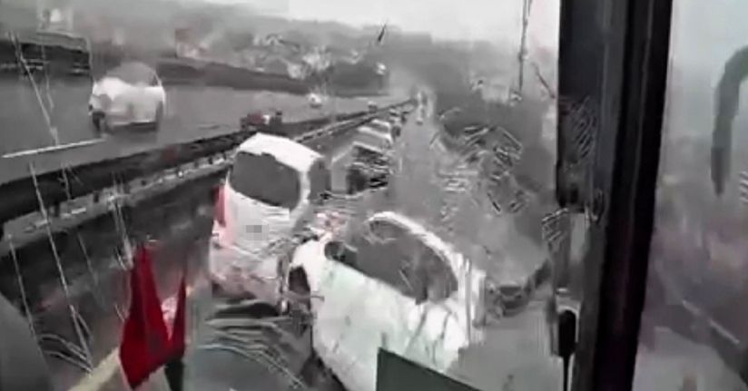 8 kişinin yaralandığı kaza anı kamerada