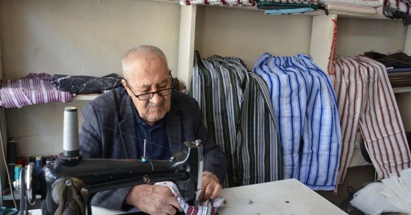 Yaşar usta, 12 metrekarelik dükkanında nostaljik çizgili pijamaları 60 yıldır üretiyor