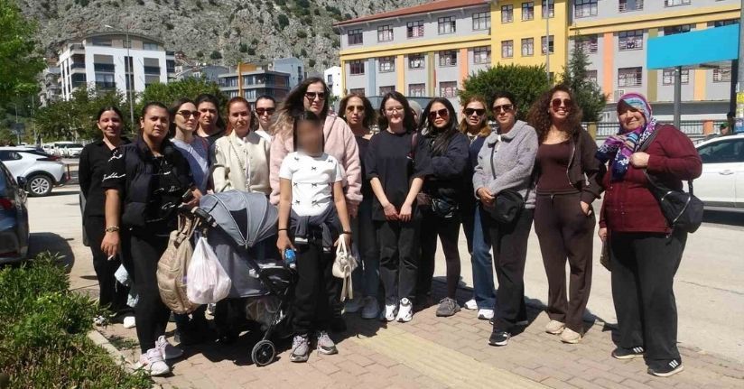 Veliler öğrenciyi darp ettiği iddia edilen öğretmene destek için okul önünde toplandılar