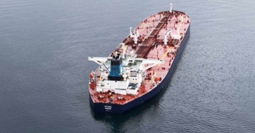 Karadeniz'de saldırıya uğrayan petrol tankeri Türkeli Demirleme Sahası'na çekildi 