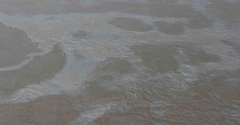 Cizre’de boru hattındaki sızıntı nedeniyle petrol Dicle Nehrine karıştı, ekipler arızayı giderdi