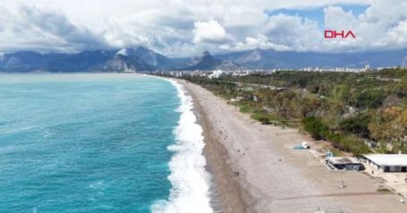 Antalya’da yağış sonrası güneş açtı, sahillerde yoğunluk oluştu