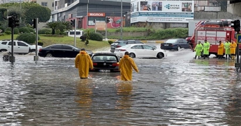 Adana’da sağanak nedeniyle yollar göle döndü