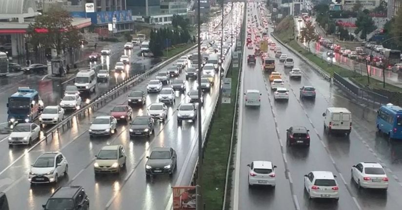 İstanbul’da yağışlı havanın da etkisiyle trafik yoğunluğu yüzde 81’e ulaştı