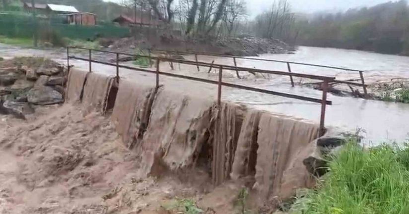 Bursa’da aşırı yağışlar köprüyü trafiğe kapattı
