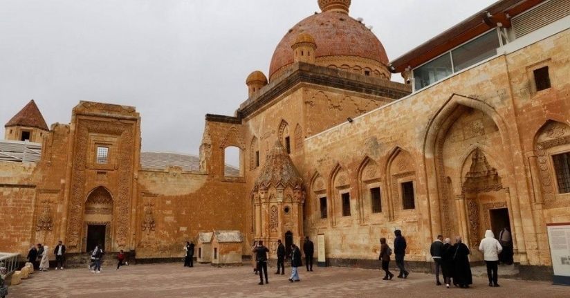 Selçuklu izleriyle yükselen İshak Paşa Sarayı ihtişamıyla göz kamaştırıyor