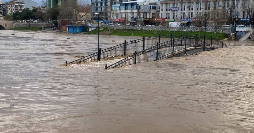 Çanakkale’de Kocabaş Çayı taştı, otopark sular altında kaldı