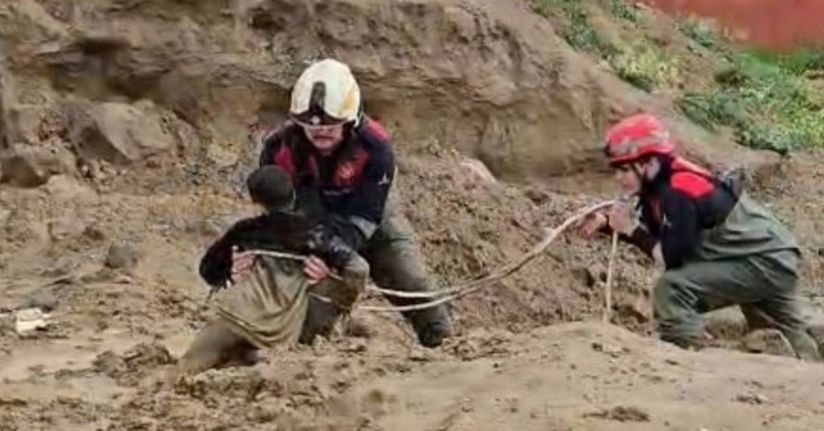 İzmir’de çamura saplanan çocukları itfaiye kurtardı