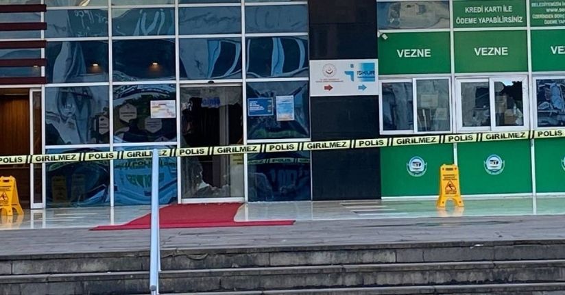 Elindeki pompalı tüfekle belediye binasına ateş açtı