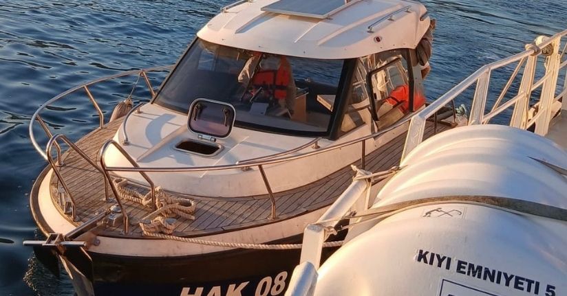 Sarıyer'de sürüklenen ve içinde 2 kişi bulunan tekne kurtarıldı