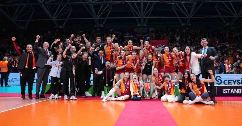 CEV Kupası şampiyonu Galatasaray kupasını aldı
