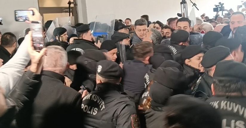 Bursa Büyükşehir Belediyesi'nde başkan vekili seçimi öncesi arbede