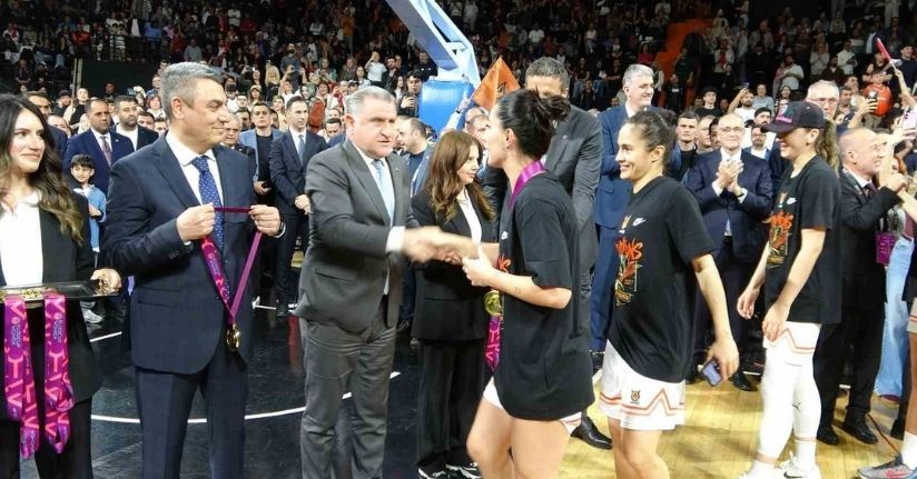 Bakan Bak, ÇBK Mersin’in şampiyonluk sevincine ortak oldu