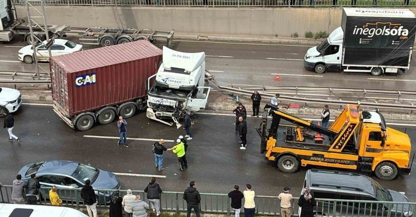 D-100’de kazaya karışan tır makaslayarak karşı şeride geçti