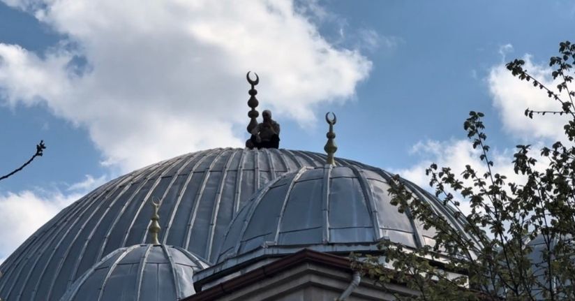 Caminin çatısına çıkan şahıs 2 saatlik çabanın sonunda ikna edilerek aşağı indirildi