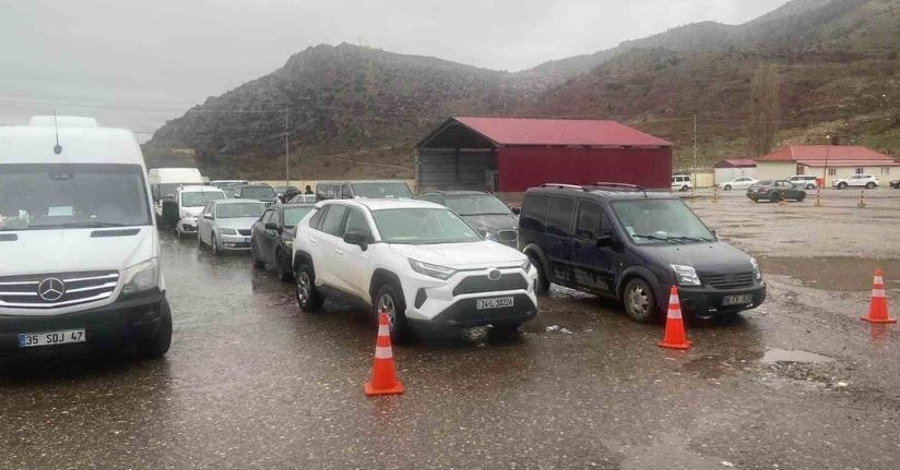 Çukurca Üzümlü Sınır Kapısı’nda sistem arızası