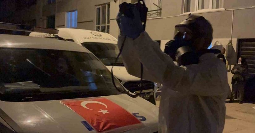 Komşuların kokulardan rahatsız olduğu daireden genç adamın cesedi çıktı