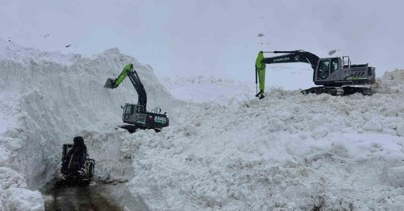Şırnak’ta çığ düşen yolda çalışmalar devam ediyor