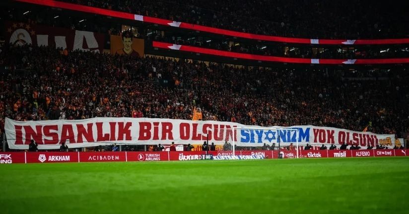  Galatasaray Tribünlerinde Protesto