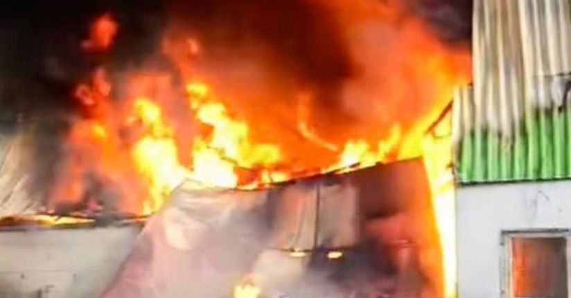 Geri dönüşüm fabrikasında yangın böyle görüntülendi