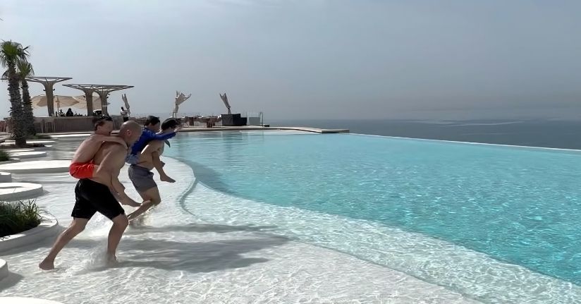 İngiliz oyuncu Jason Statham’dan sonsuzluk havuzunda poz