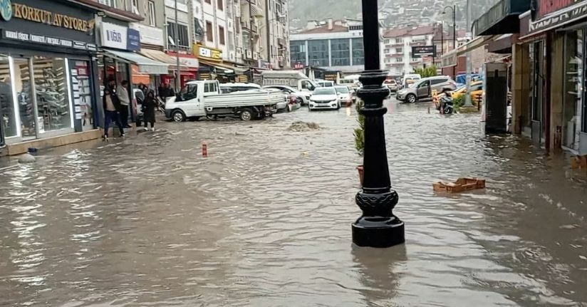 Tokat’ta sağanak yağış yolları göle çevirdi