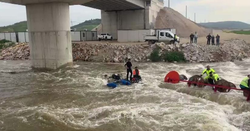 Dereyi traktörle geçmek isterken faciadan dönüldü: 10 işçi vinçle kurtarıldı
