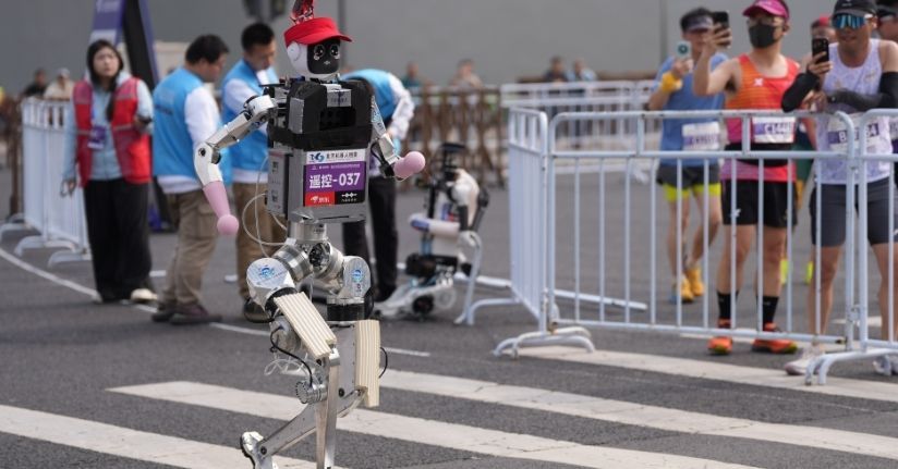 İnsansı robot yarı maratonda dünya rekorunu kırdı
