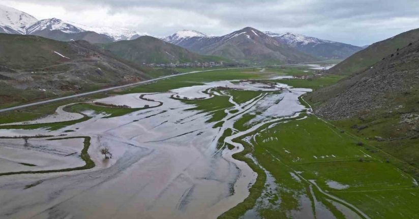 Bitlis’teki Güzeldere Menderesleri adeta doğal göl oldu