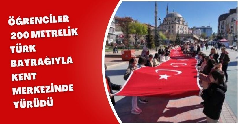Öğrenciler 200 metrelik Türk bayrağıyla kent merkezinde yürüdü