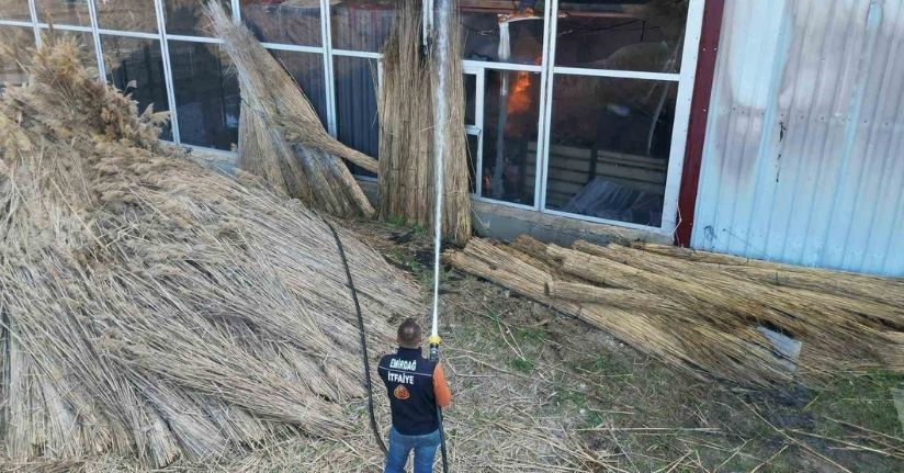 Fabrika yangınında duman ve alevler metrelerce yükseğe çıktı